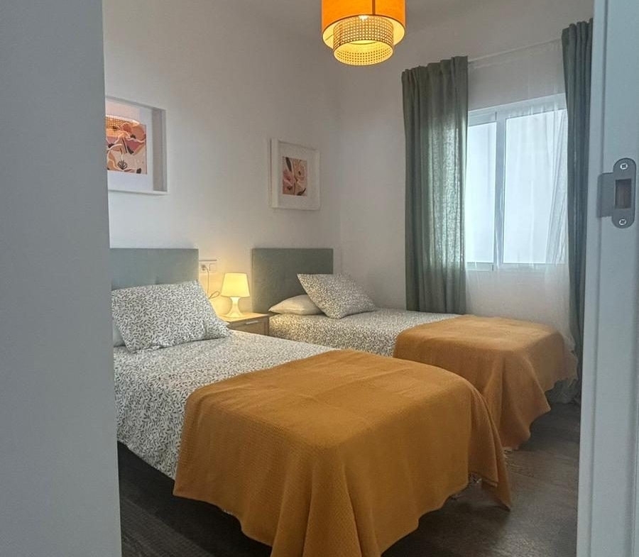 900