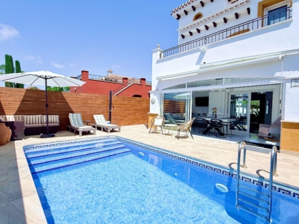Heated private swimming pool at Isla Grosa villa on Mar Menor Golf Resort